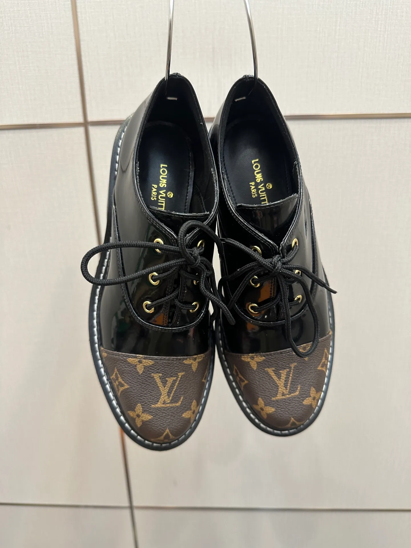👟👟Ex-factory price 720👟👟 LOUIS VUITTON Louis Vuitton counter latest model top version LV inner cowhide material is real! Original 1:1 material reproduction! Modern and casual in one! Release a strong aura like a queen 🔥Capture everyone's attention instantly💃 Inner/foot pads: imported cowhide Fabric: cowhide Outsole: full genuine leather Code number: 35-41 (40, 41, 42 customizations are not returnable)